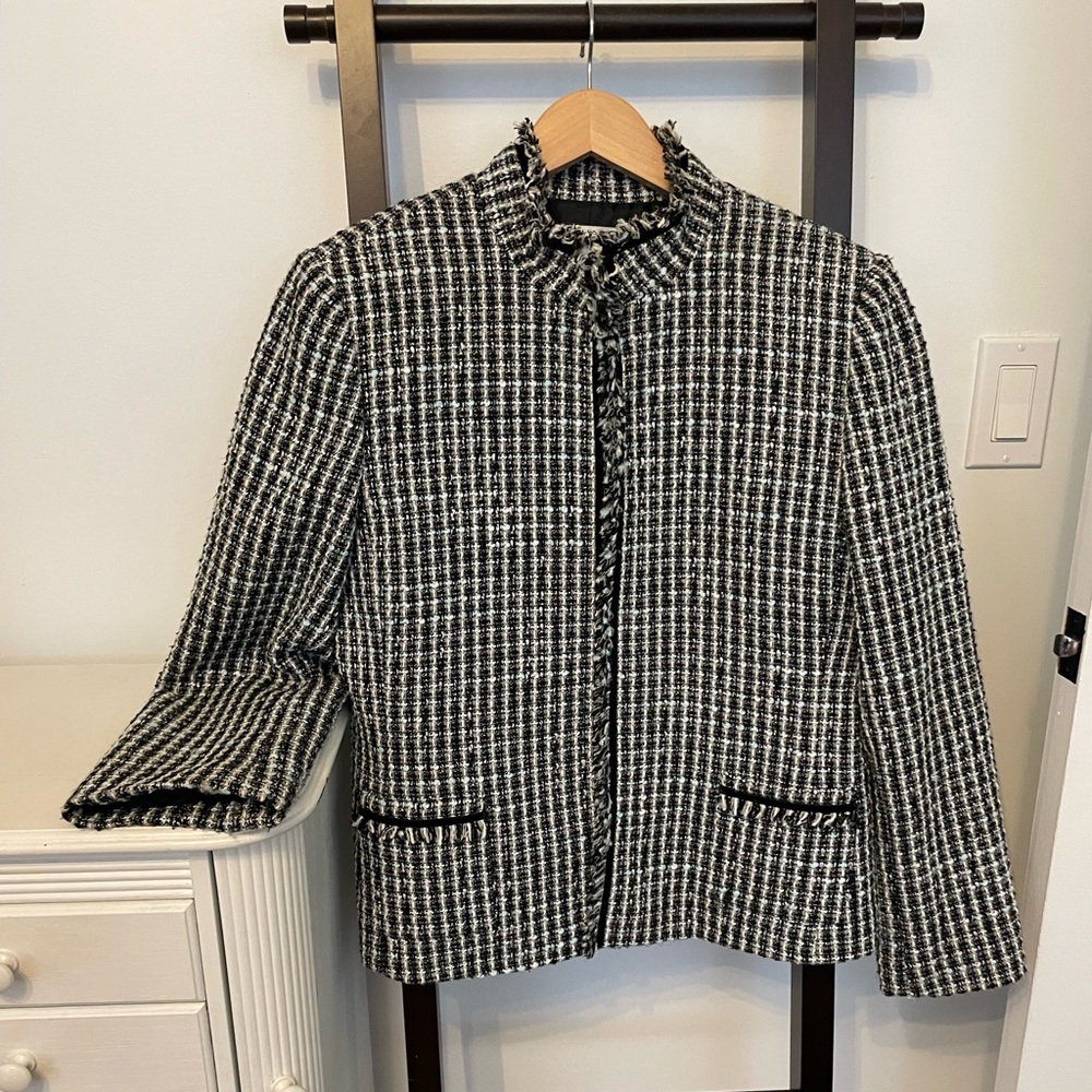 Tahari Black, White and hints of light blue tweed Textured Blazer. Sz 14 petite